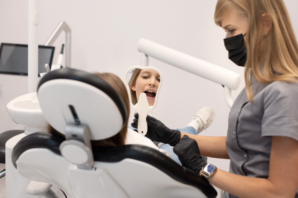 dentystka pokazuje pacjentce w lusterku efekty zabiegu